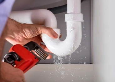 fontanero gijon reparando fuga de agua