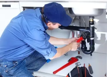 fontanero desatascando tuberia bano gijon